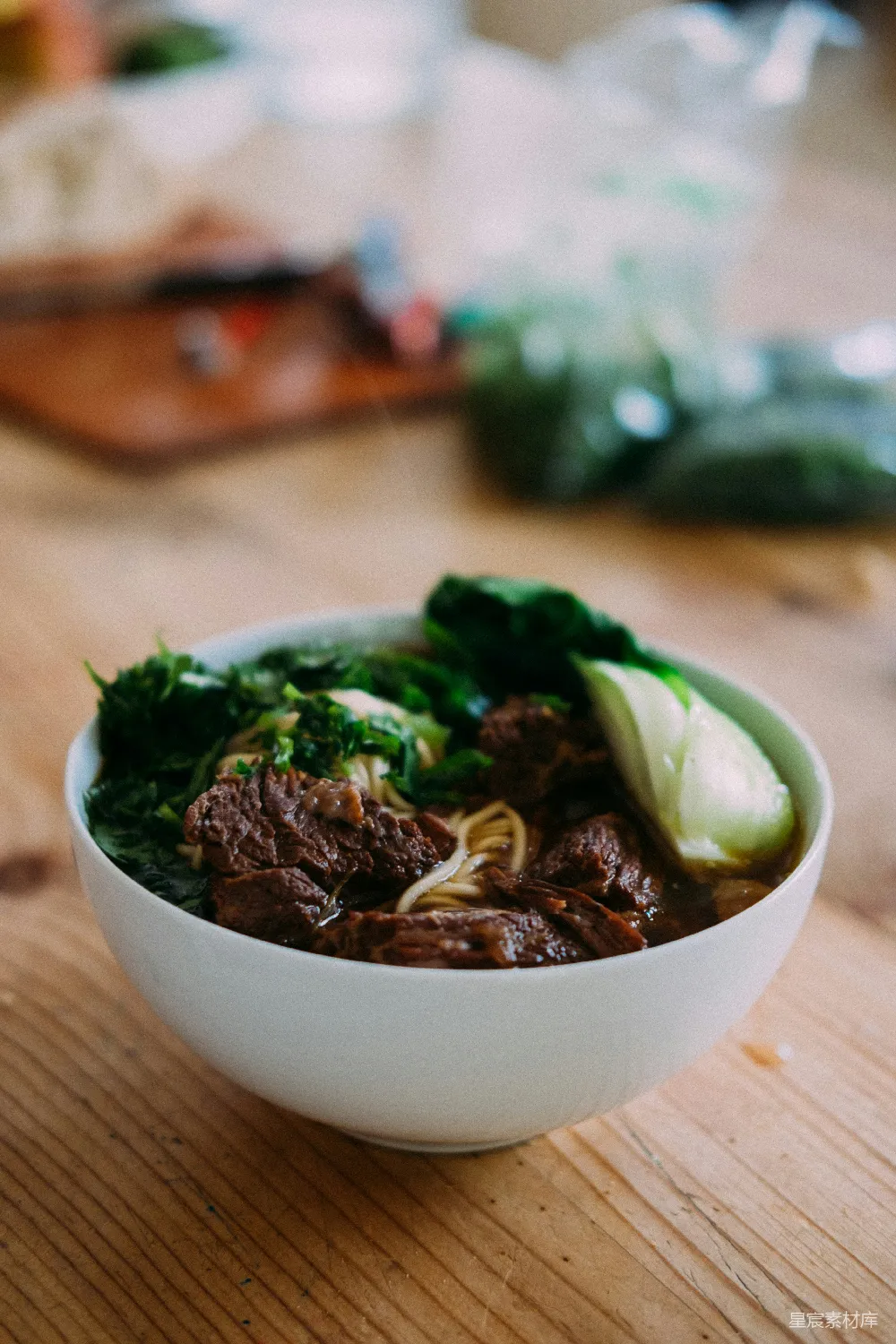 高清摄影 白陶瓷汤碗，棕色。