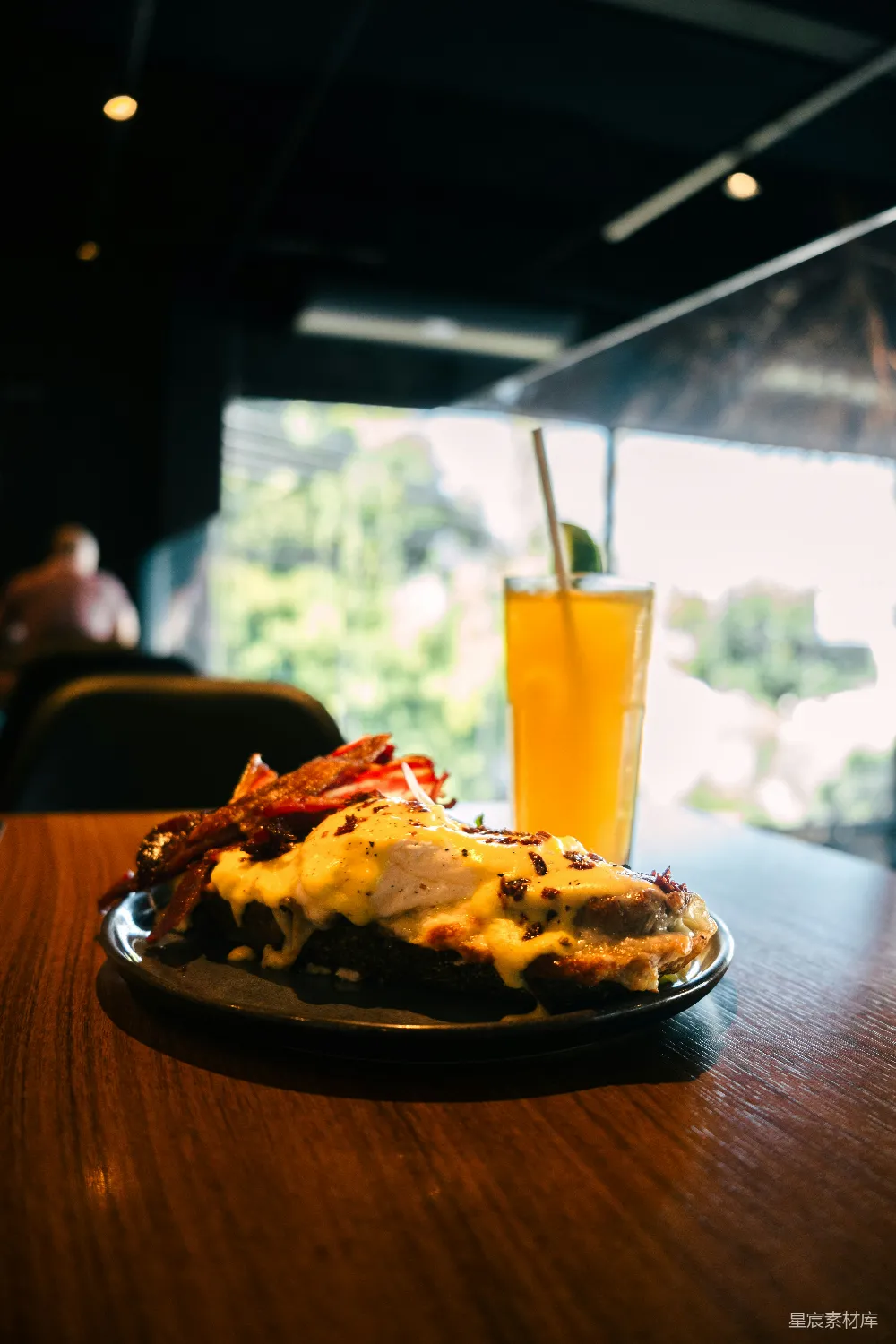 高清摄影 一份配有培根的餐盘和一杯饮料