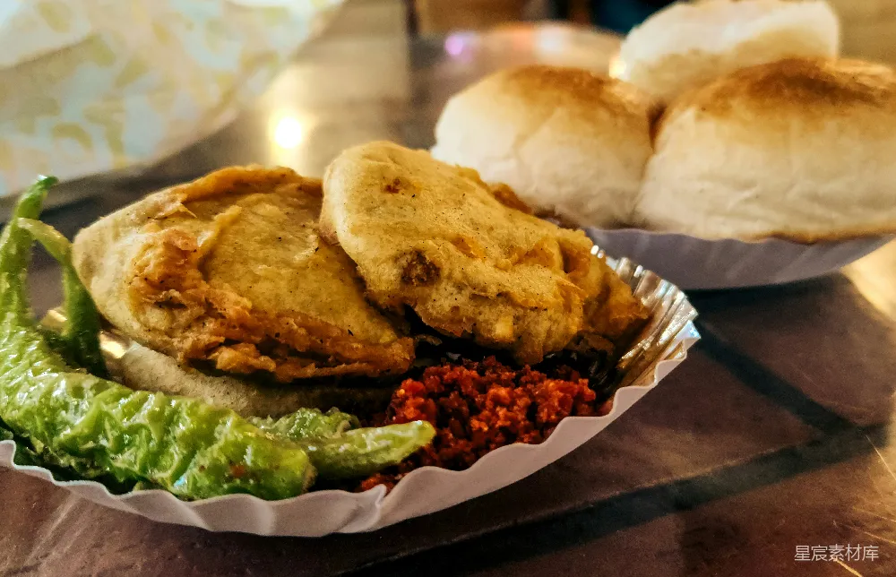 高清摄影 炸春卷，一种印度街头美食。