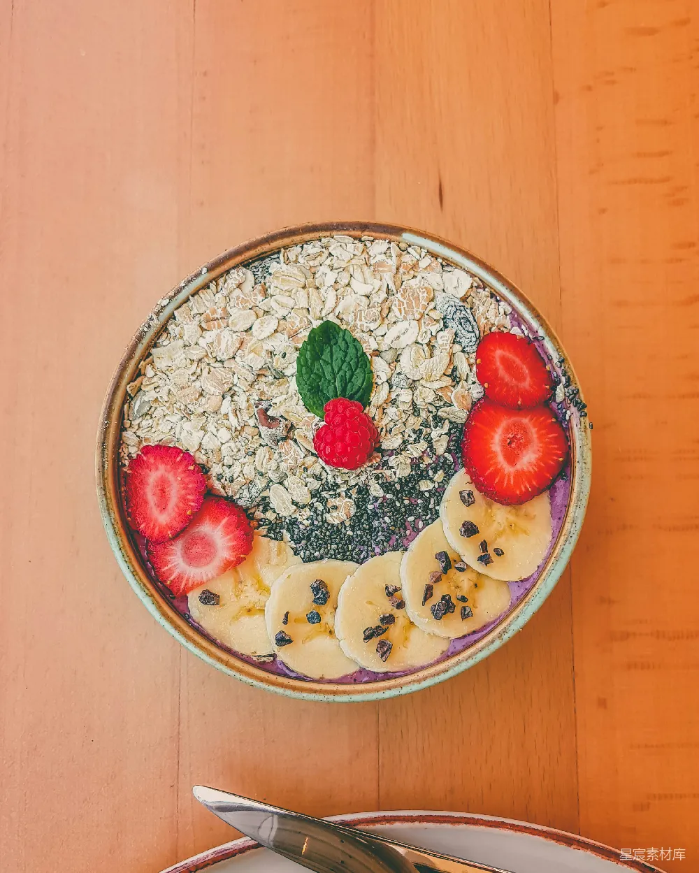 高清摄影 香蕉和草莓切片的_smoothie oatmeal
