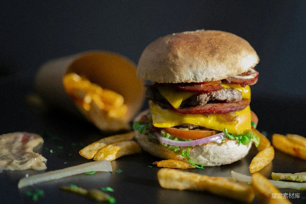 高清摄影 壁纸 一个带有培根、奶酪、生菜和番茄的汉堡包