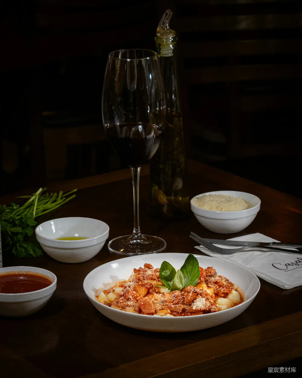 高清摄影  肉酱通心粉、红酒和帕尔马干酪