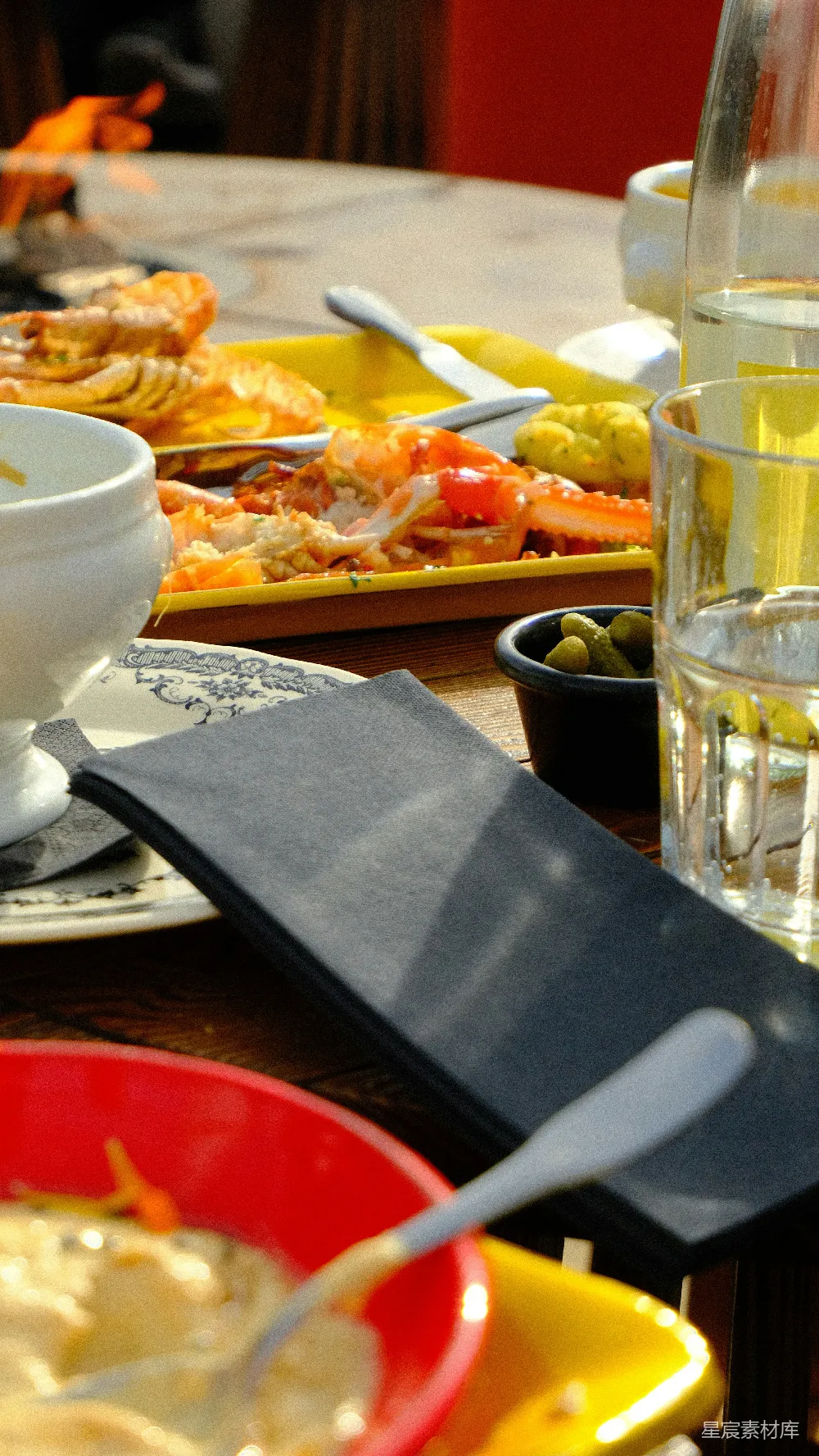 高清摄影 一张桌上摆放着装有食物和饮料的盘子。
