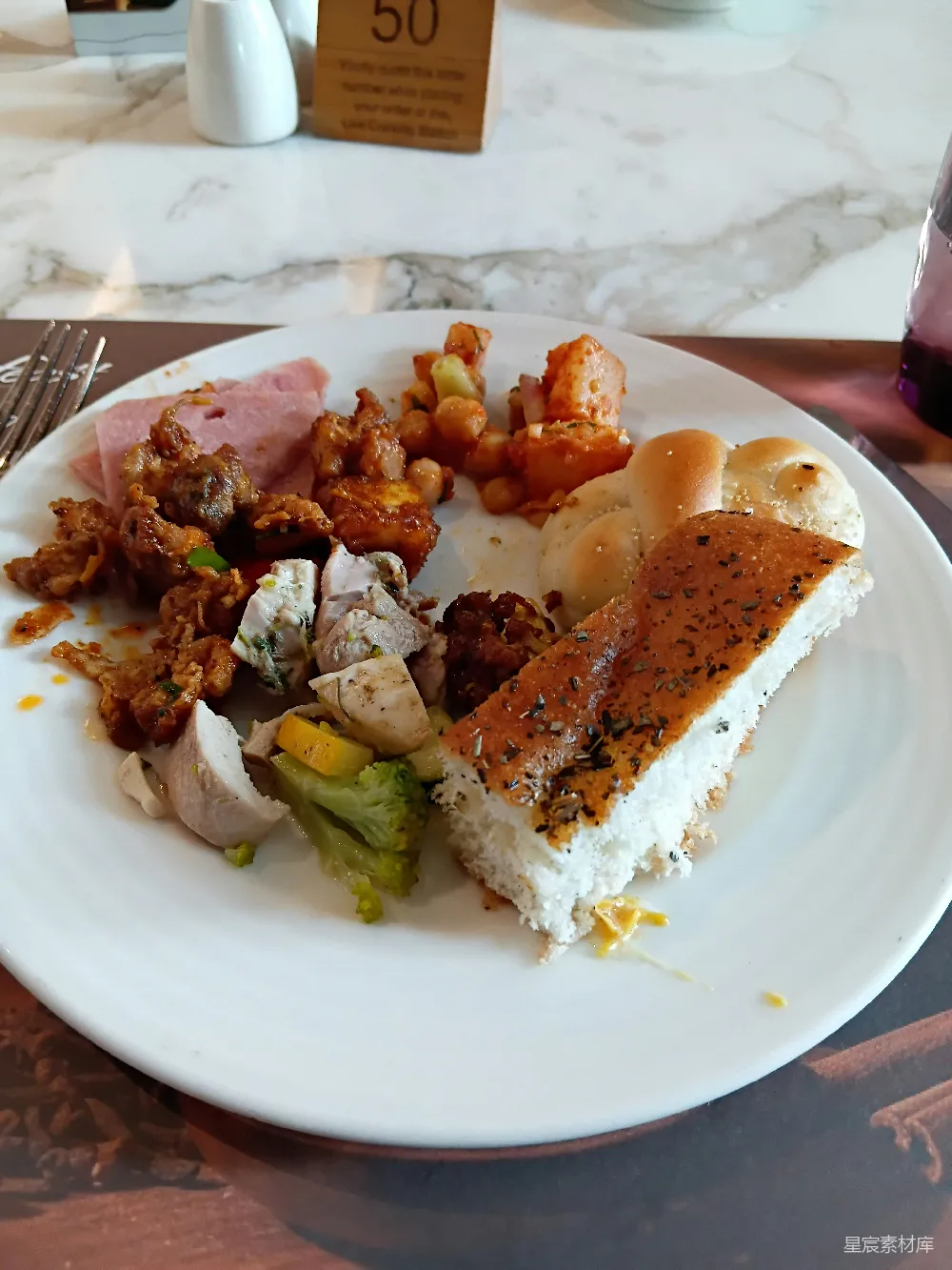 高清摄影 一盘包括面包和肉类的食物。