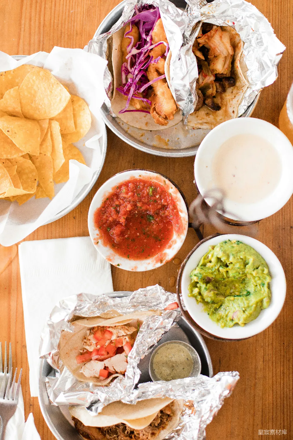 高清摄影 Nachos 配以 guacamole 和 tacos