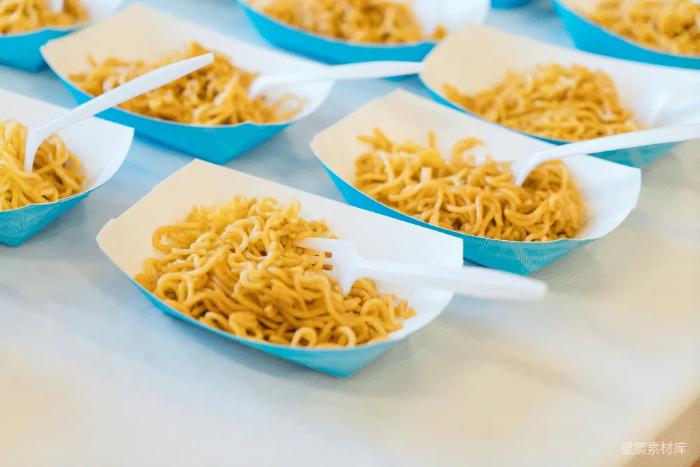 高清摄影 一张桌子上铺满了盛着面条的碗。