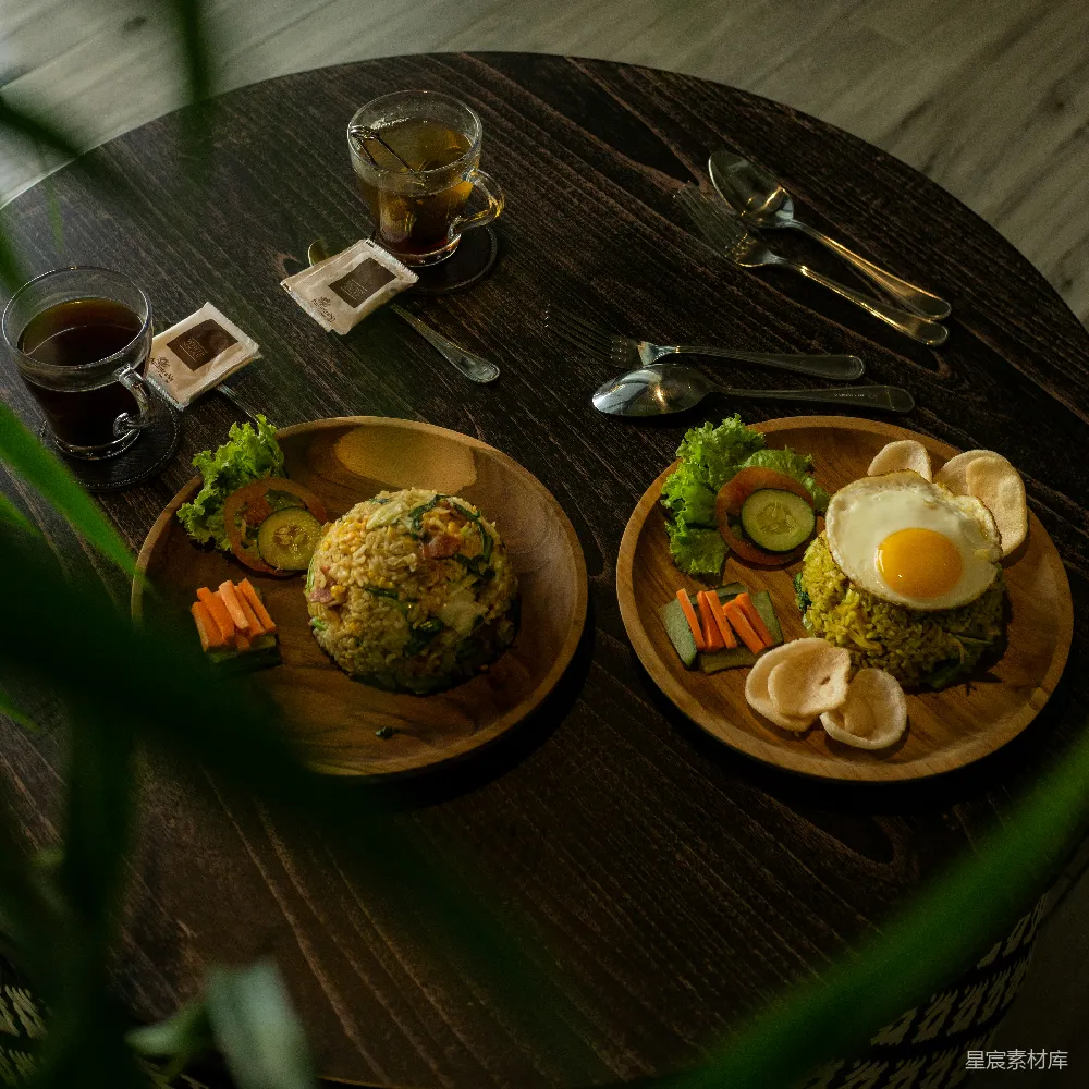 高清摄影  在褐色木制圆形盘子里烹煮食物