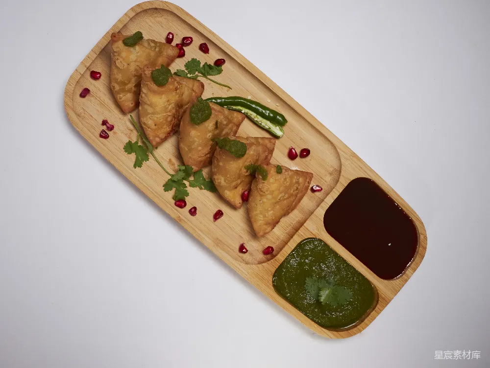 高清摄影 棕色木制托盘，上面有食物。