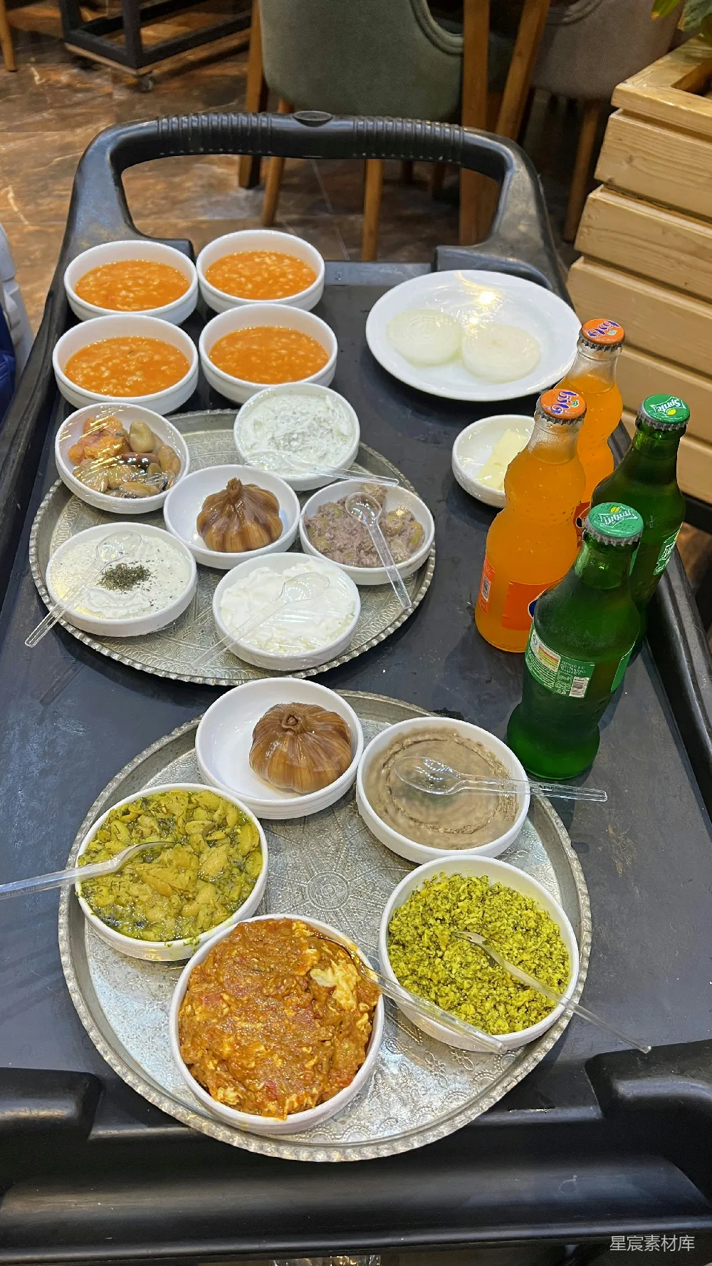 高清摄影  桌子上放着装有食物的碗。