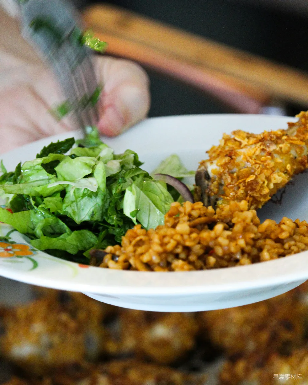 高清摄影 炒饭配绿色蔬菜，置于白色陶瓷盘中