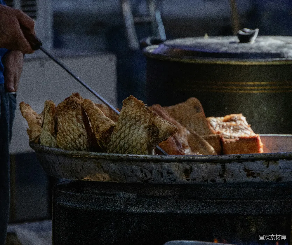 高清摄影 一个人正在烤炉上 cooking 食物。