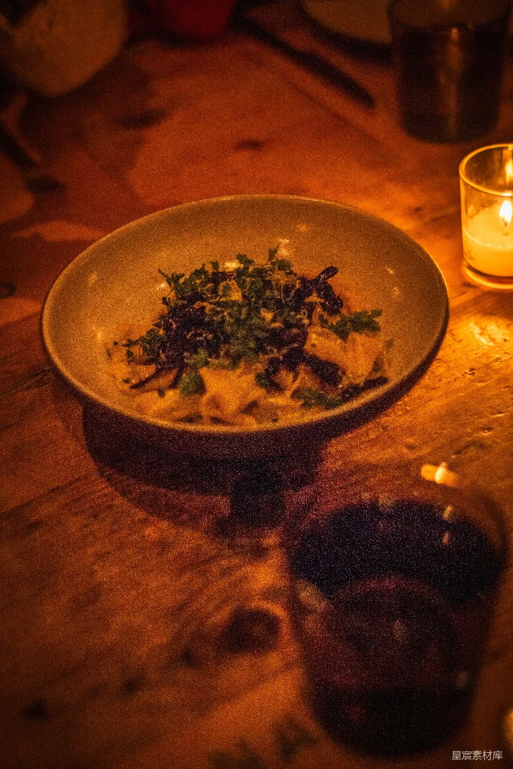 高清摄影 一碗 Pasta 与香草置于木质桌面上。