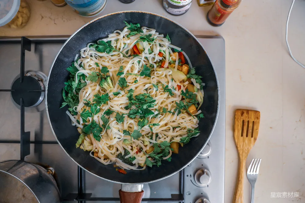 高清摄影  黑色陶瓷碗装 Pasta 碳酸 pasta 盘子