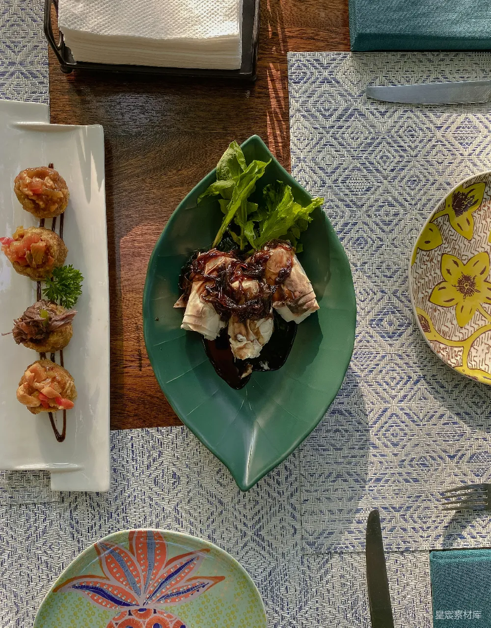 高清摄影 壁纸 一张桌子上摆着装有食物和餐具的盘子