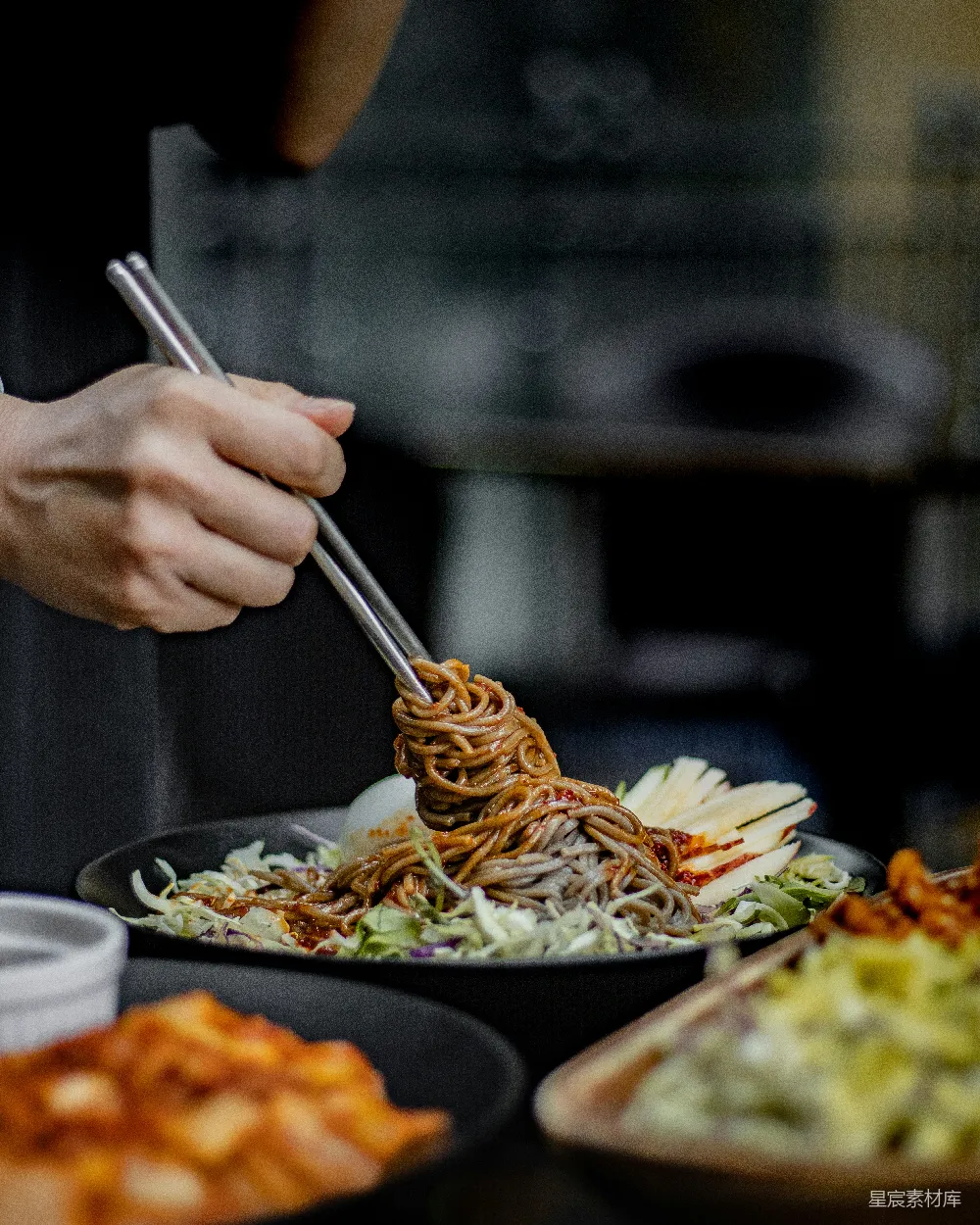 高清摄影  手持筷子对着一片食物的人