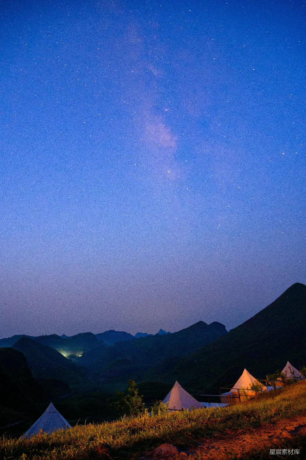 山地景观中的银河帐篷