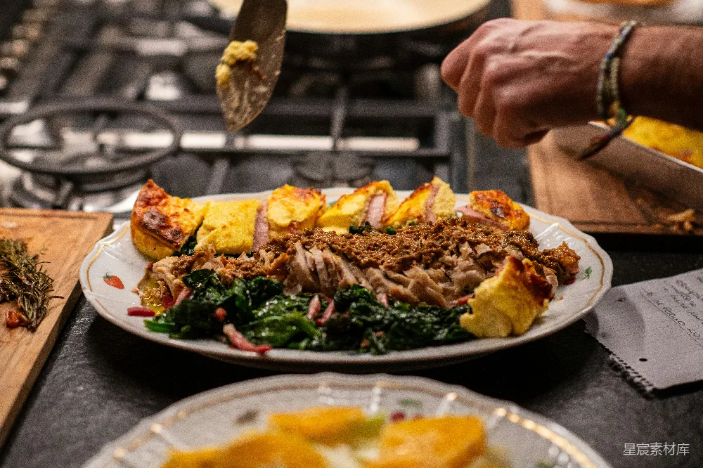 高清摄影  桌上正在准备一盘食物。