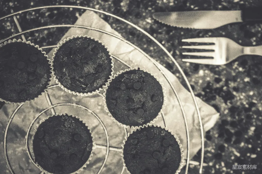 用叉子和刀子吃的 muffins