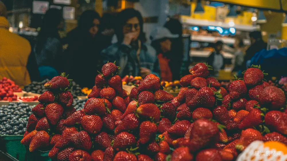 高清摄影  一堆堆的 strawberries 堆在 一起