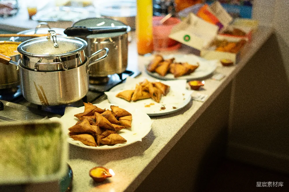 高清摄影 实验性 印度沙玛萨和放在托盘上的食物摆放在柜台之上。