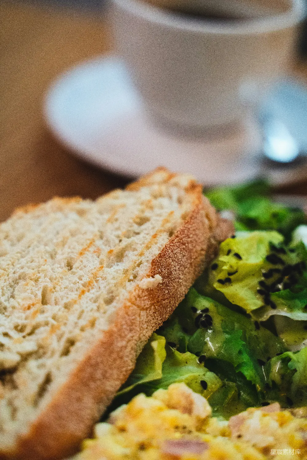 高清摄影  一张食物特写照片，上面放着一个三明治