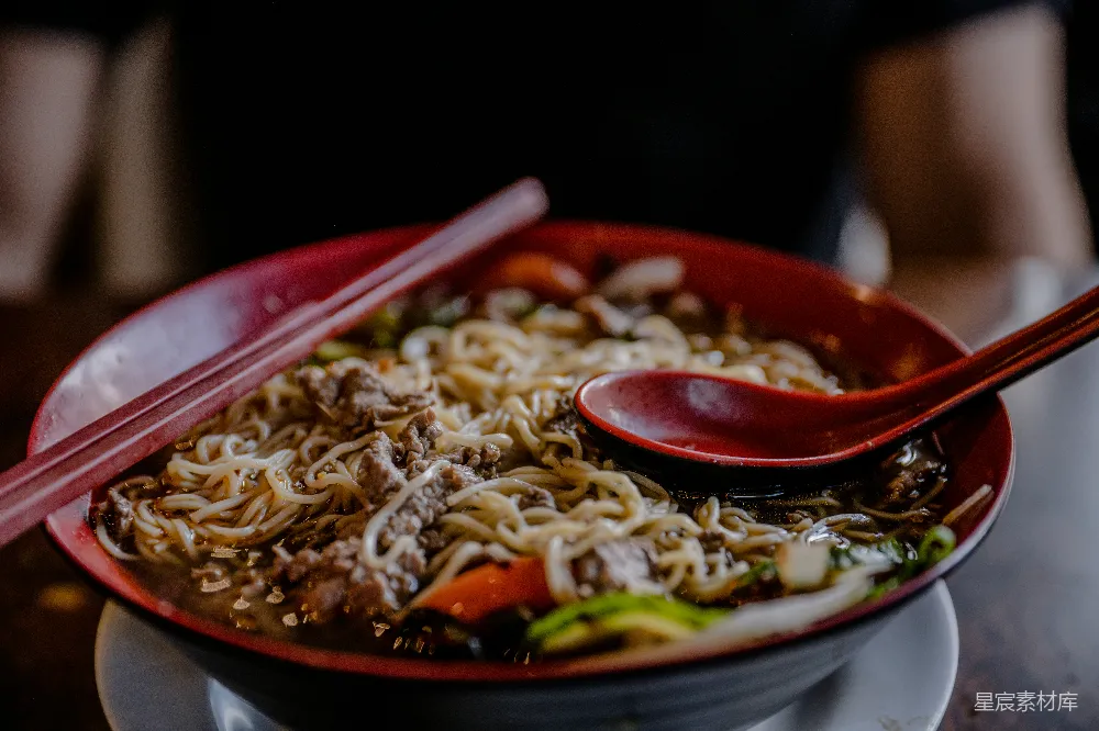 高清摄影  圆红碗里煮有肉的面条