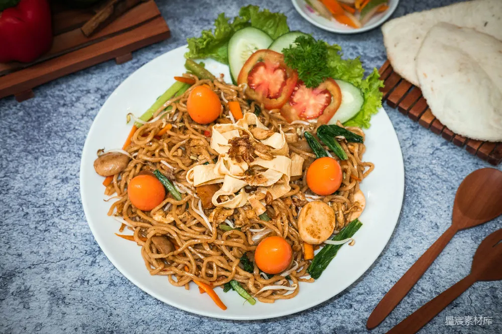 米 goreng 生日，蔬菜和鸡蛋 topping