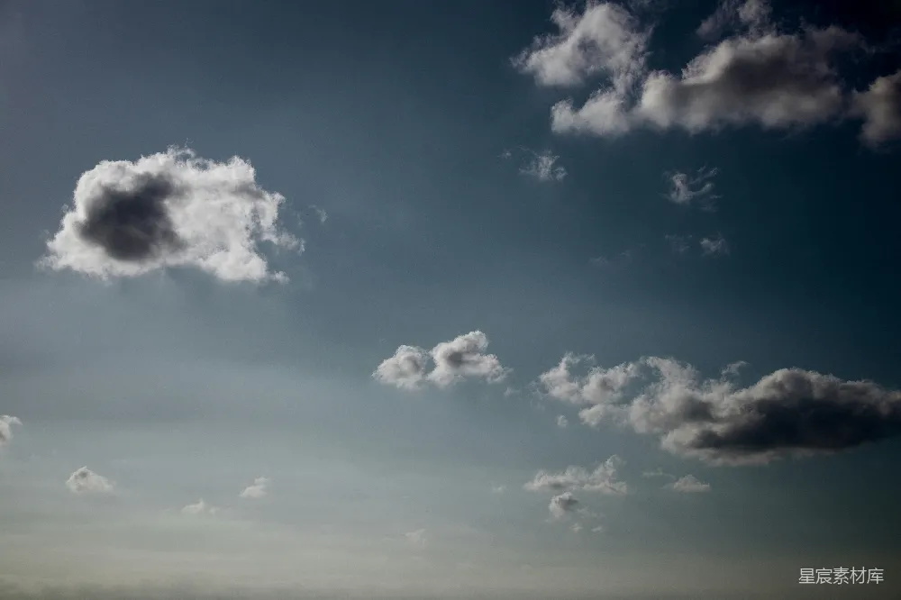 高清摄影 高空飞翔的飞机 surrounded by many clouds