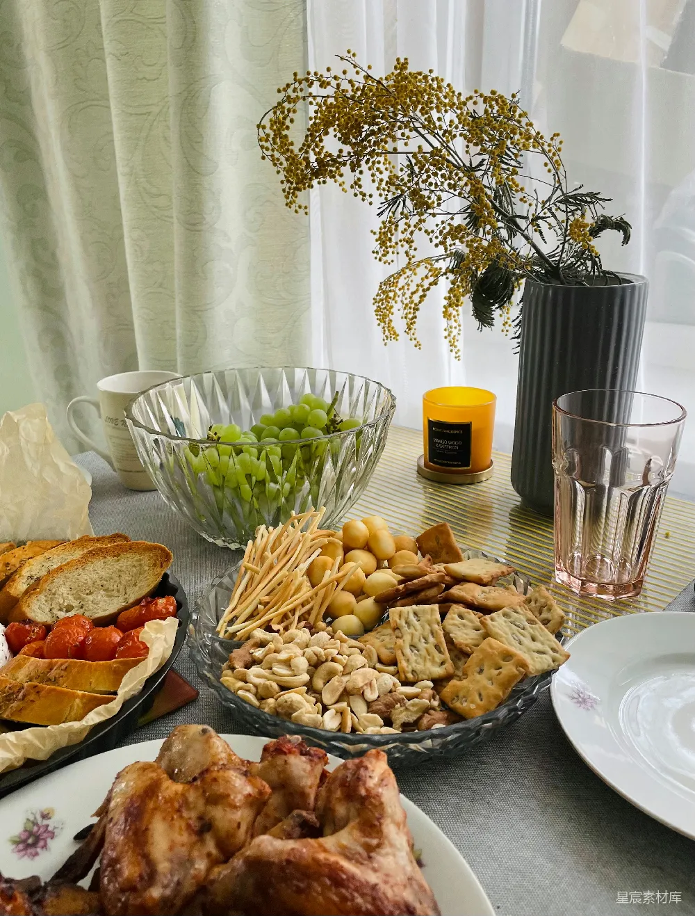 高清摄影  一张桌上摆放着各种食物的盘子和碗。