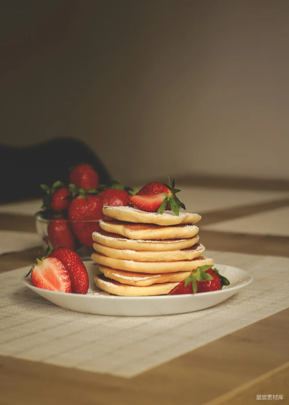 高清摄影 壁纸 一盘配有草莓的 pancakes 砖堆