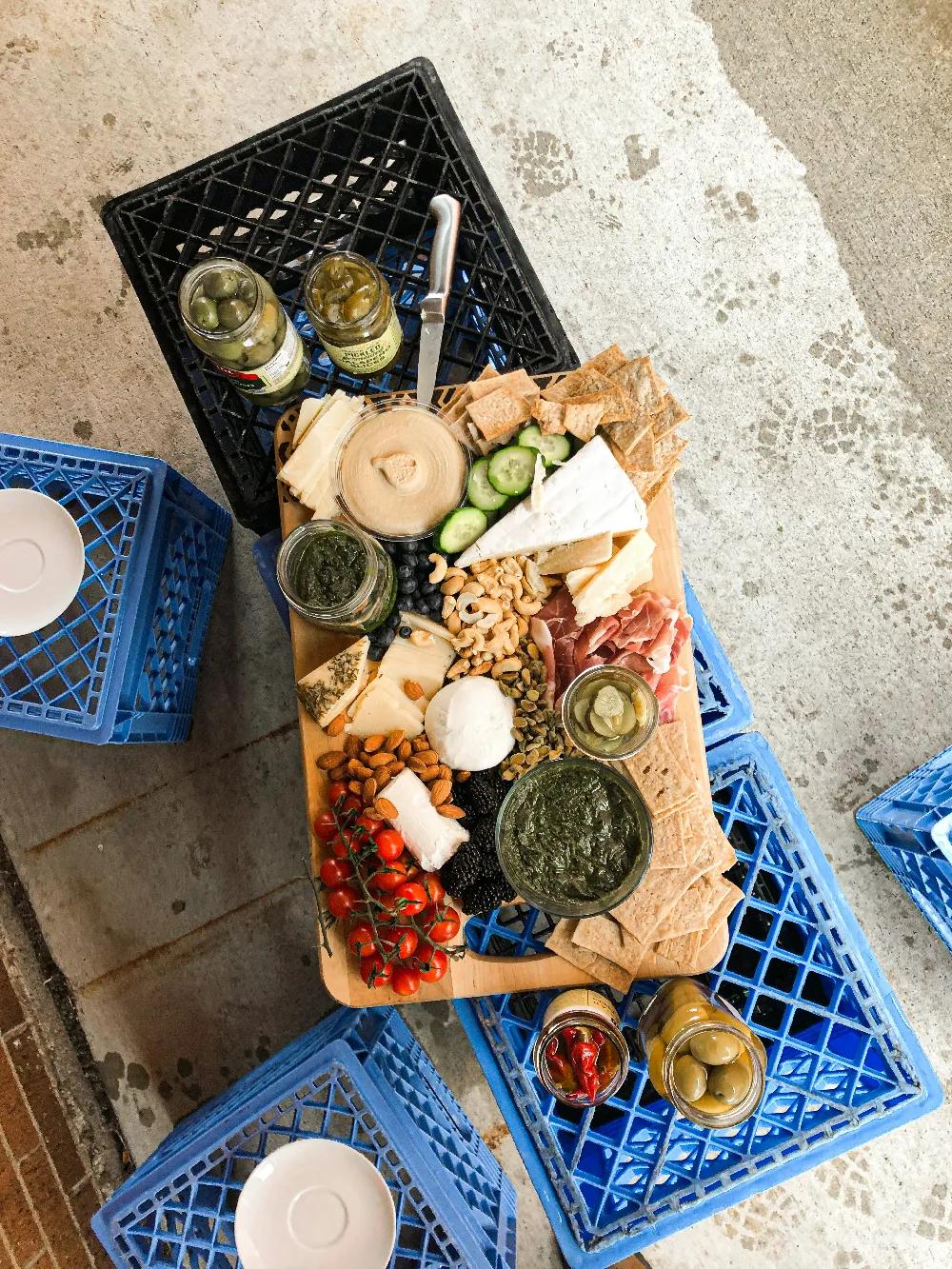 高清摄影  蓝塑料 crate 中的食物 assorted
