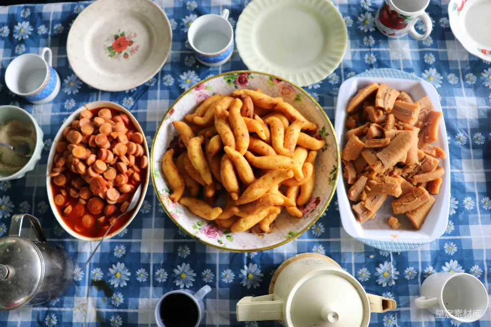 高清摄影  一张桌子上摆放着装有食物的碗和杯子