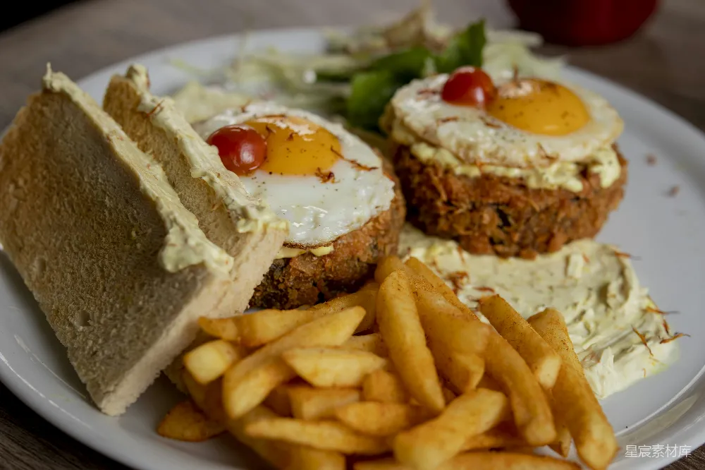 高清摄影  两片平底煎蛋 sandwich 配 fries