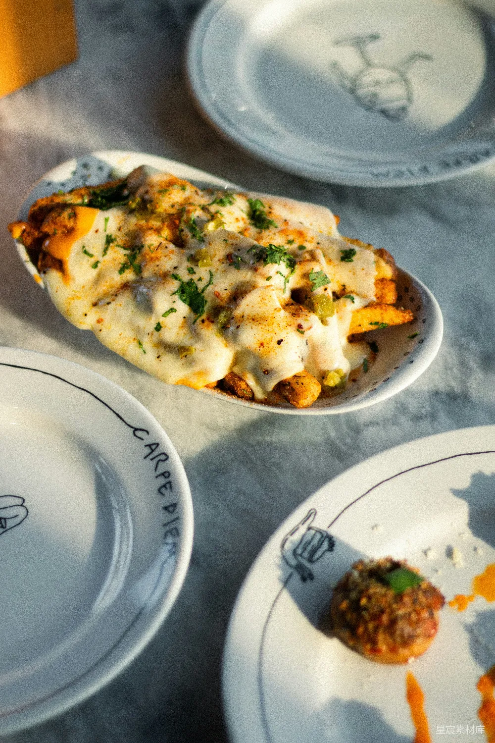 高清摄影  餐盘上一张特写的食物图片放在桌子上。