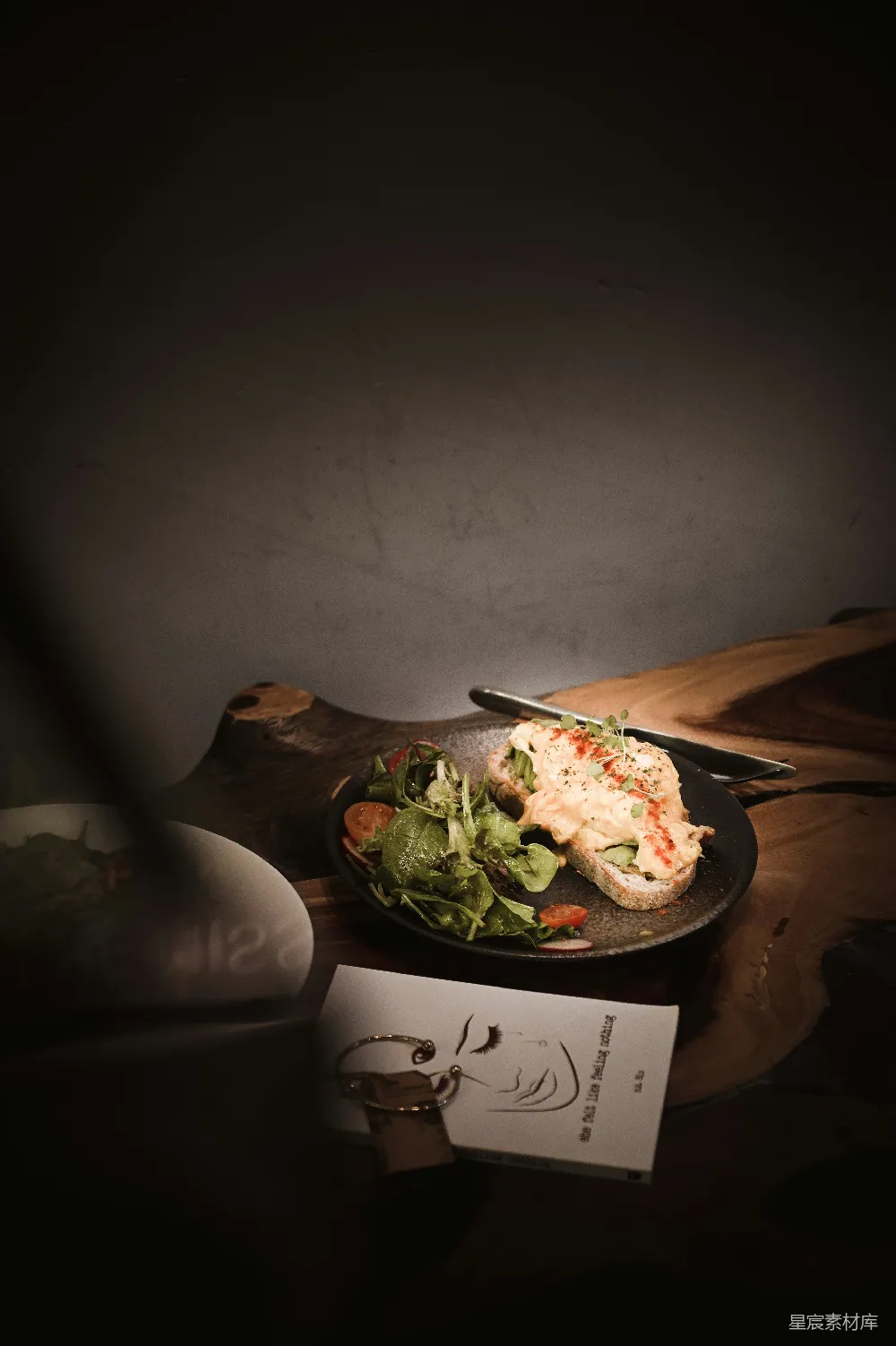 高清摄影  在黑盘子里煮食物