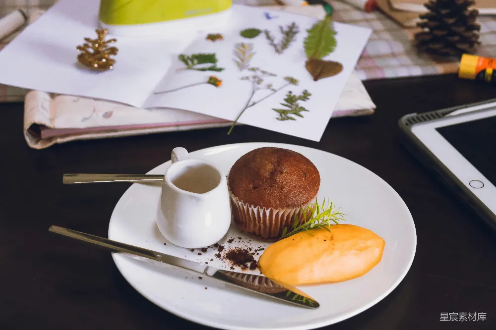 高清摄影  棕色纸杯cake放在白色陶瓷盘中