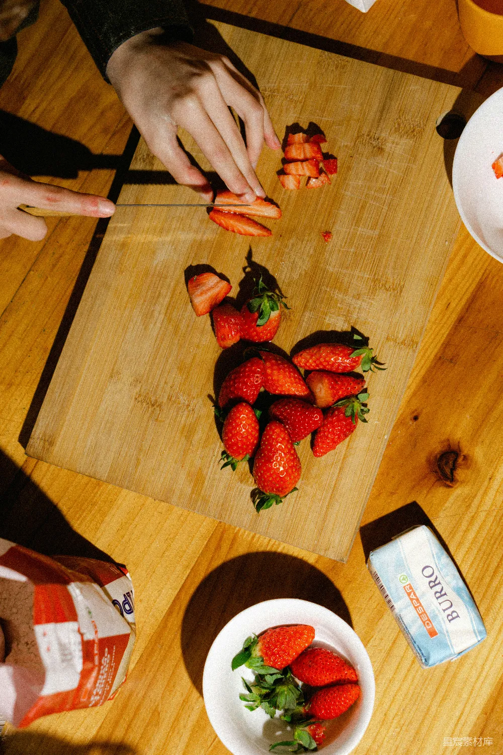 高清摄影  人在菜板上切 strawberries