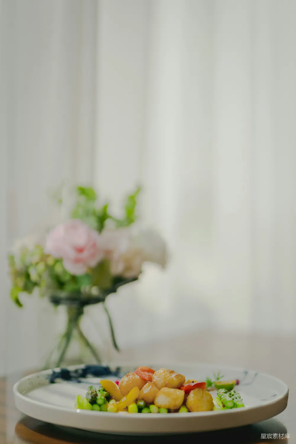 高清摄影  粉色和白色的玫瑰花放在透明玻璃花瓶中，放在棕色木制桌子上。