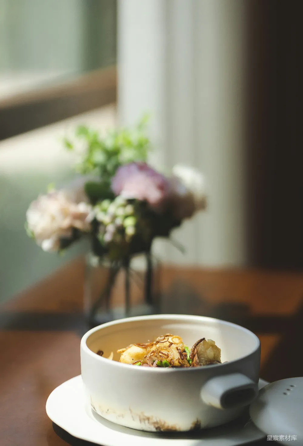 高清摄影  白瓷碗中盛食物
