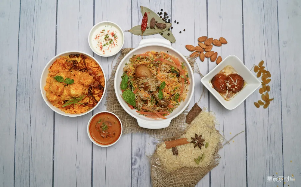 高清摄影  一张桌子上摆放着装有食物和酱料的碗。