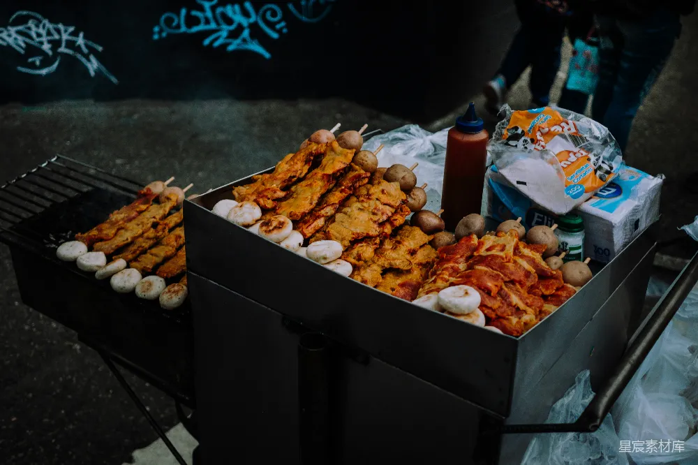 高清摄影  一箱食物放在烤架上