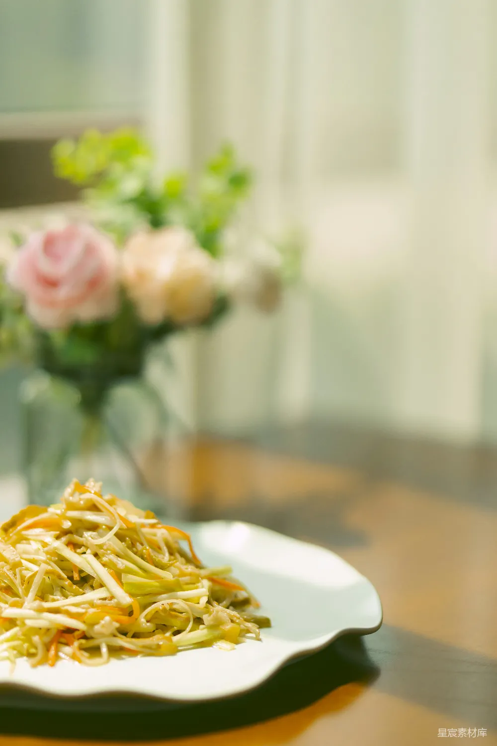 高清摄影  白瓷盘中的 pasta 碗