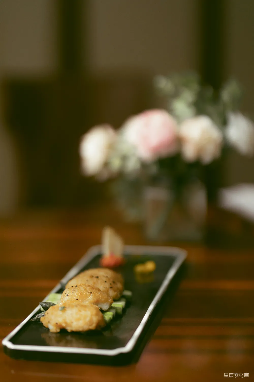 高清摄影  黑 rectangular plate上的 sushi