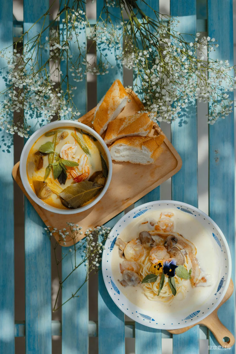 高清摄影  白蓝花卉陶瓷盘适合装食物