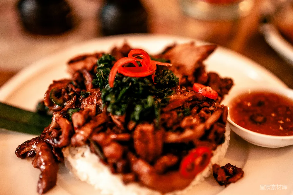 高清摄影  一块白色的盘子上放置着食物和酱料。