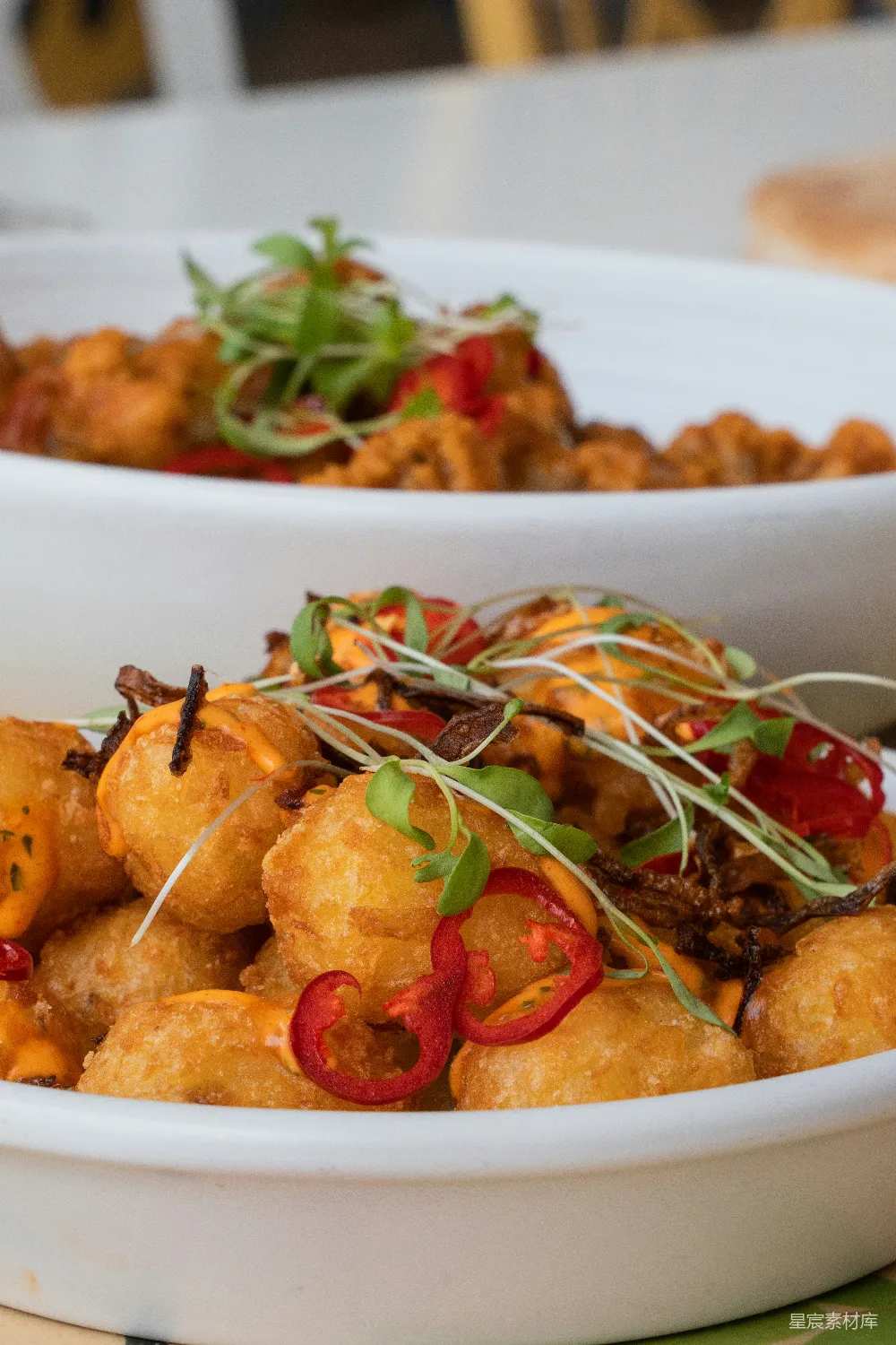 高清摄影  两碗白色的碗放在桌子上，上面盛满了食物。