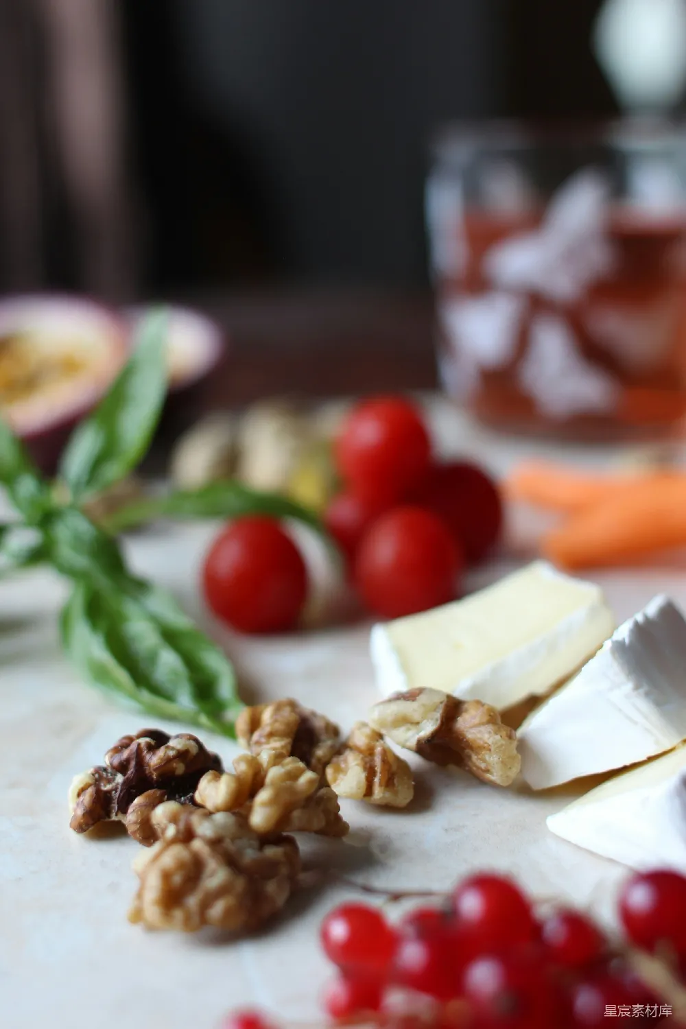 高清摄影  白瓷盘中切片香蕉和草莓