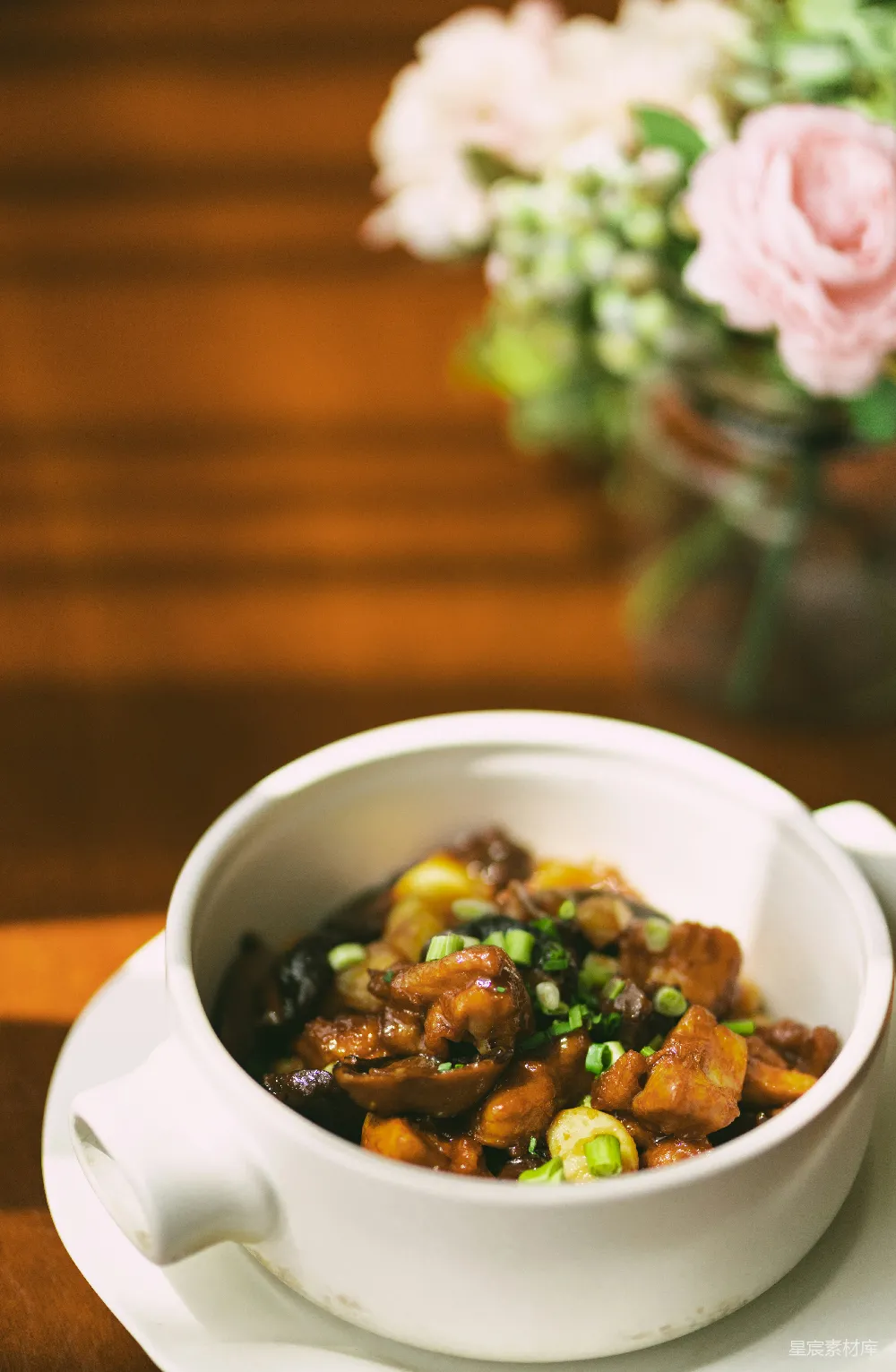 高清摄影  白瓷碗中烹饪的食物