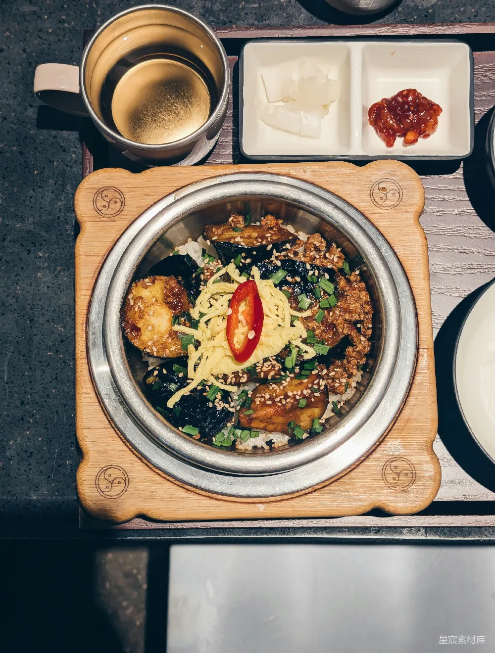 高清摄影  一张桌上摆放着盘子和碗中的食物