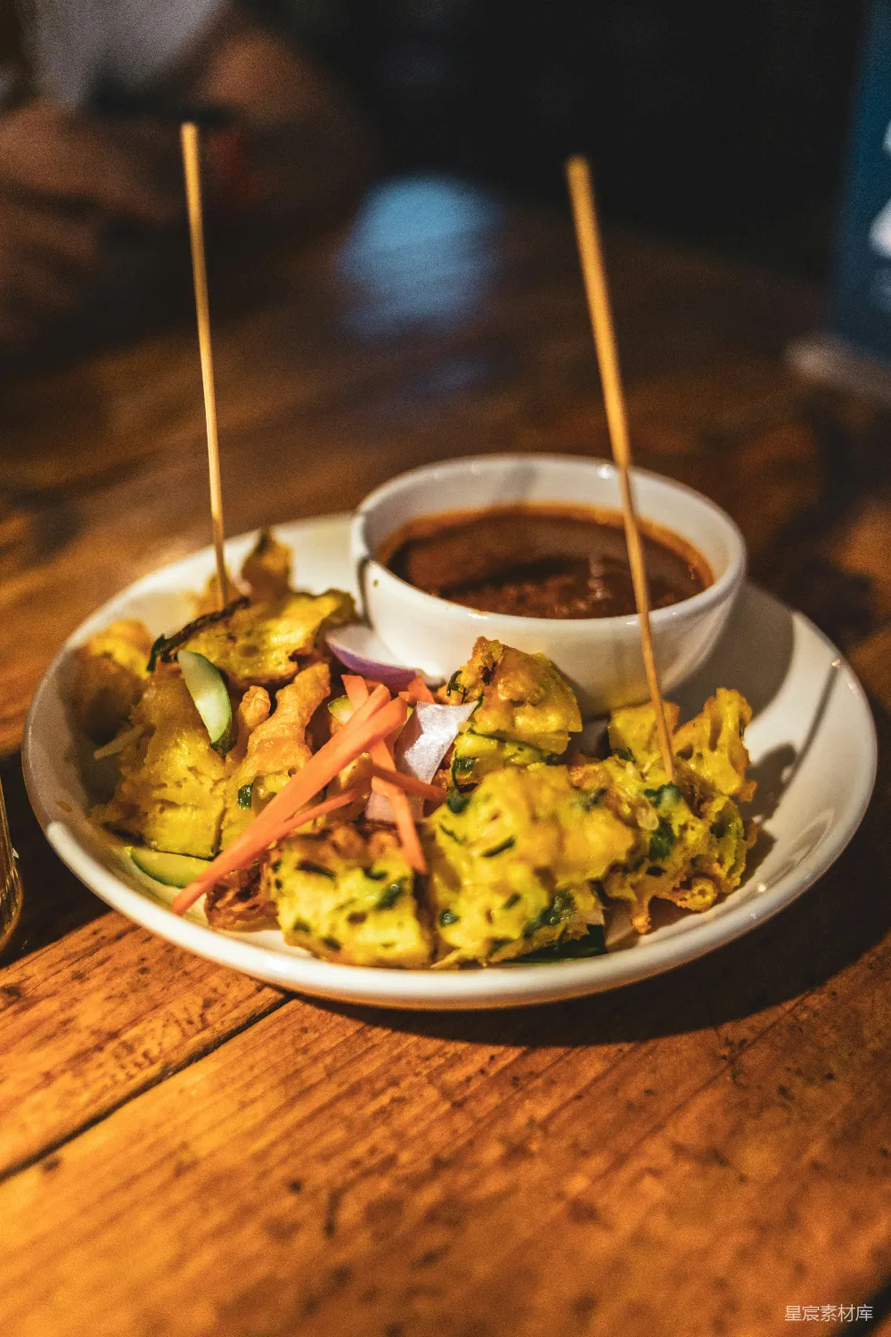 高清摄影  鸡 satay 筛子配花生蘸酱